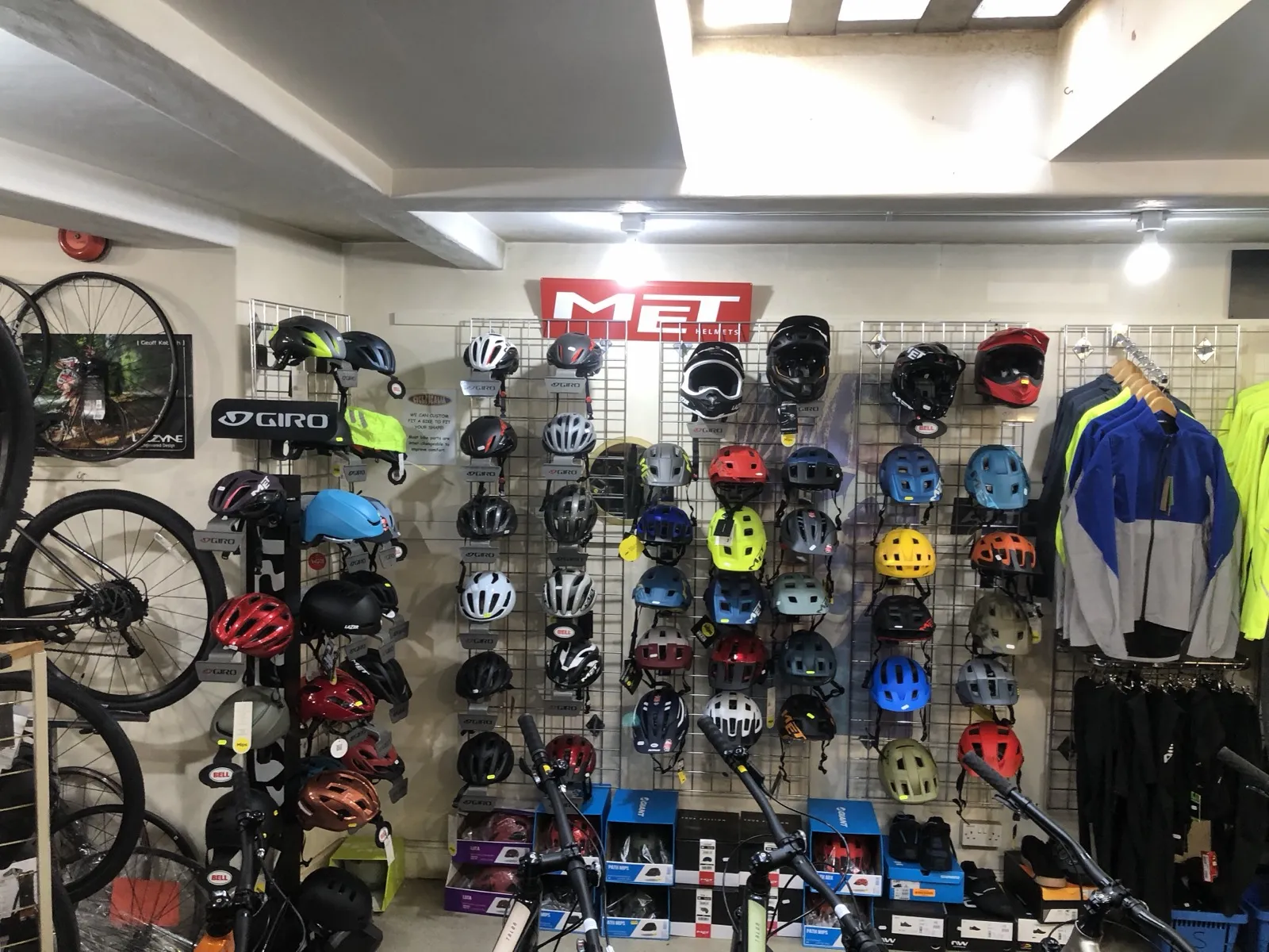 CycleDealia, Helmets & safety