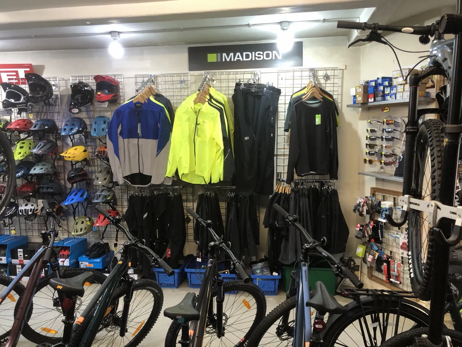 CycleDealia, Clothing & kit