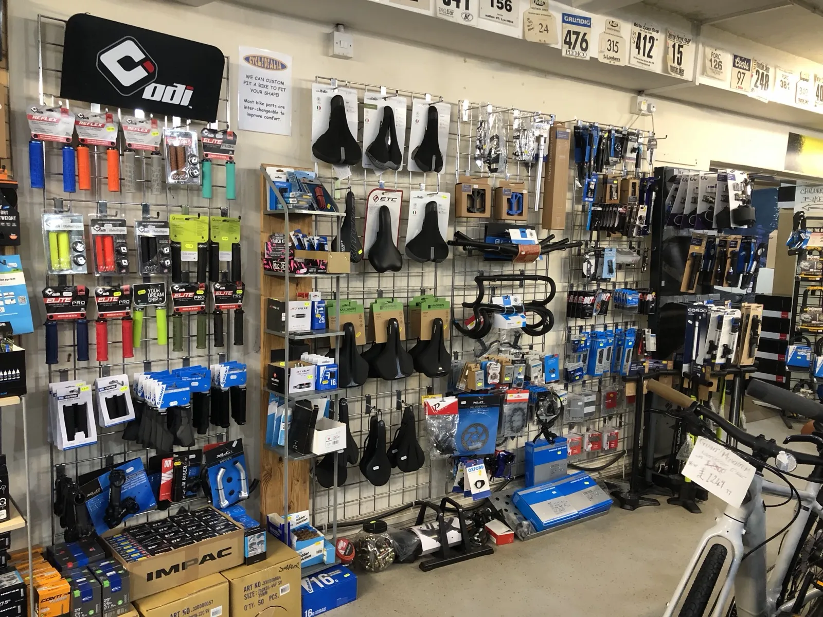 CycleDealia, Grips & saddles